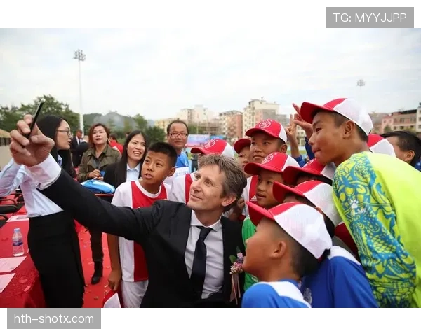 阿贾克斯青训再创佳绩，众新星签约职业合同彰显光明未来