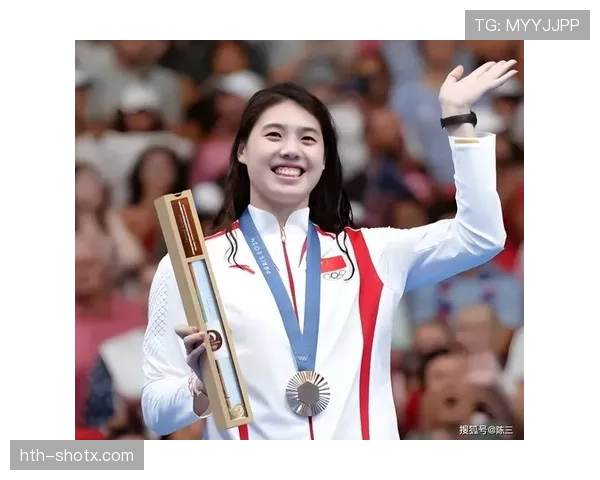 张雨霏赛场上像超人，下了水居然爱穿拖鞋逛街？