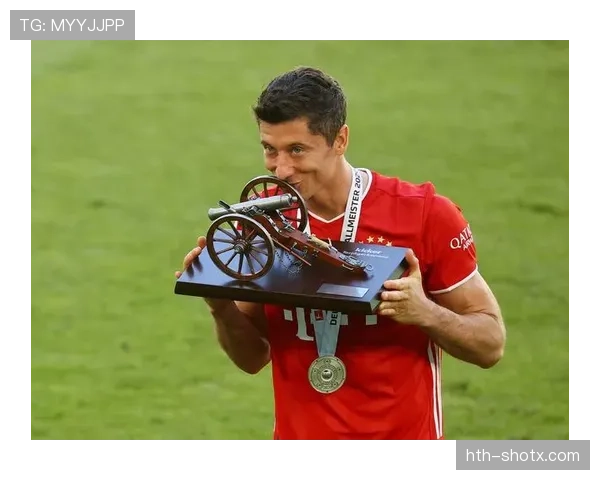 莱万训练完顺手拎走超市打折酸奶，这自律我真服了